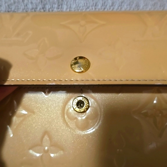 Authentic Louis Vuitton Vernis Sarah Wallet In Tan With Light Pink Interior - Picture 12 of 15